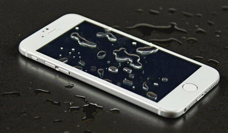 Cách fix lỗi màn hình iPhone 6 bị sọc xanh 2 Nguyên nhân 1: Máy bị thấm nước, chạm mạch phần cứng