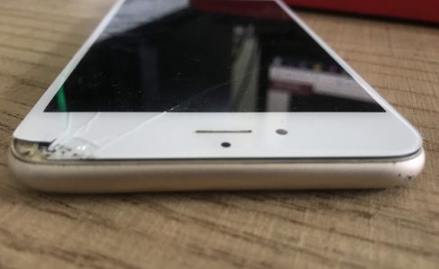 Vì sao màn hình iPhone 6 bị sọc đen? Cách khắc phục? 3 Máy bị rơi vỡ, cấn móp ảnh hưởng đến phần cứng của máy