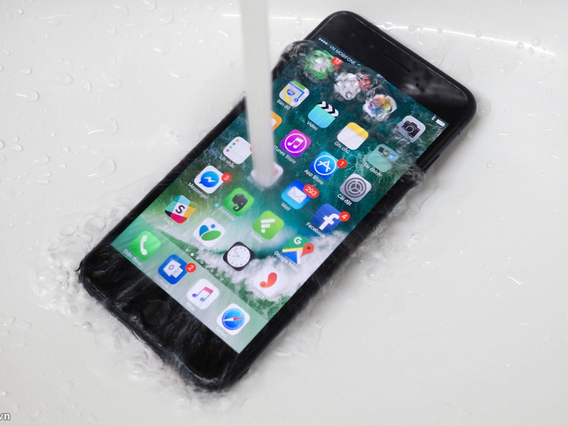 Rơi vỡ hay bị vào nước cũng dễ làm màn hình iPhone 6 bị rung giật