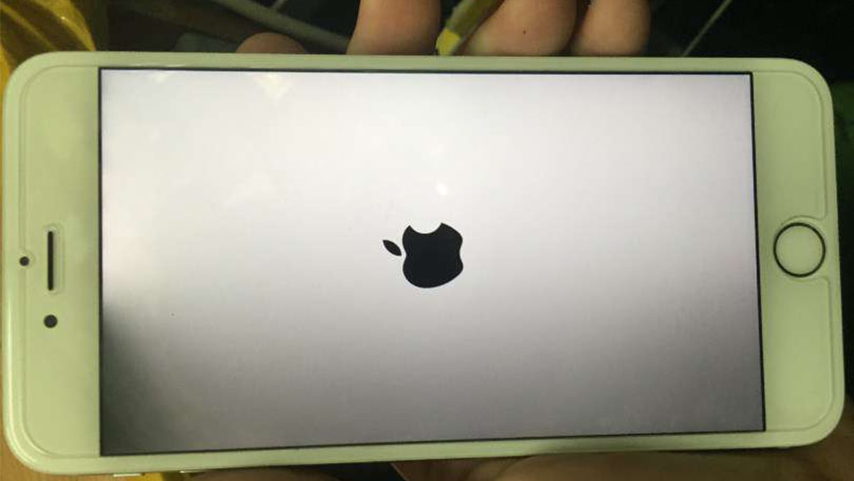 Xử Lý Lỗi Màn Hình iPhone Bị Đen Một Góc
