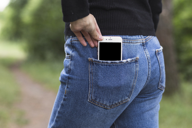 Phát hiện màn hình iphone 6 bị cong vênh thì phải làm sao? mano mujer tomando telefono celular bolsillo pantalones vaqueros 23 2147854186