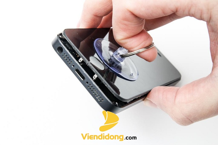 Đang thay màn hình iPhone 5S zin chính hãng