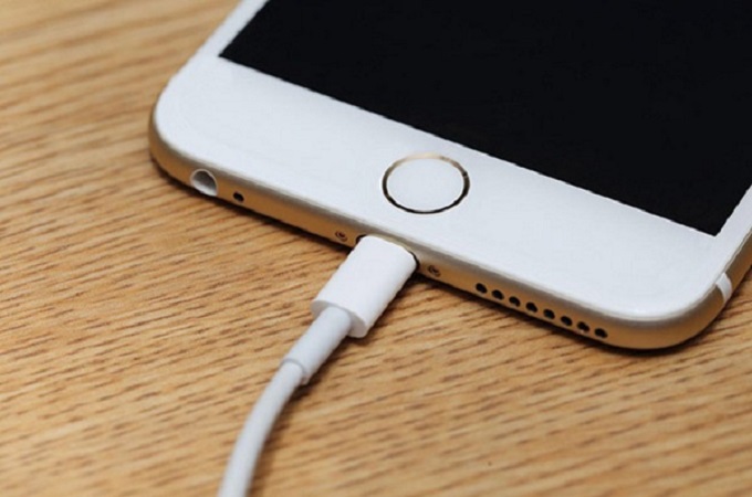 Khi mua cáp sạc iPhone chính hãng FPT nên biết 1 Cáp sạc iPhone 6 chính hãng FPT sử dụng thực tế