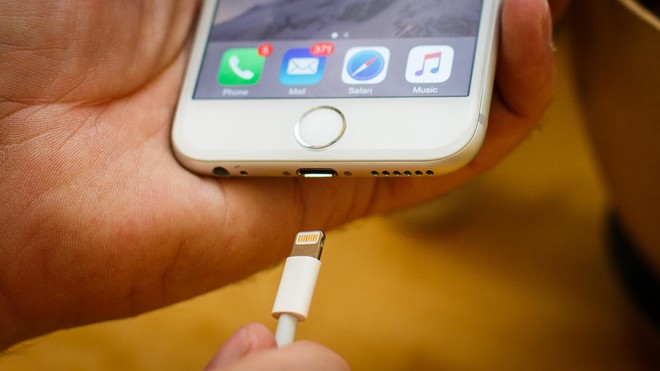 Cách xử lý nhanh khi sạc iPhone không vào điện 2 cách khắc phục lỗi sạc iPhone không vào điện