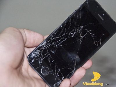 Lo Mải Mê Vuốt Điện Thoại, Nam Thanh Niên Suýt Mất Ngón Tay Cái 2 Màn Hình iPhone 5S Bị Vỡ