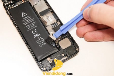 Chụp ảnh thay pin iPhone 5 sạc không vào pin