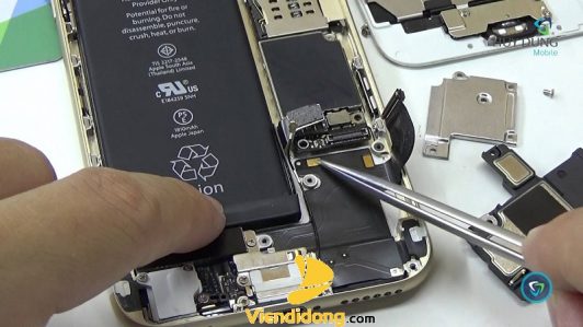 Kỹ thuật viên đang thay loa iPhone 6