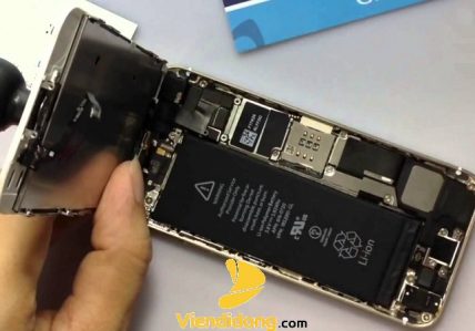 Đang sửa màn hình iPhone 5S