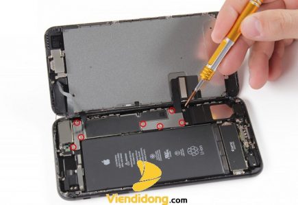Giá sửa màn hình iPhone 7? Ở đâu Uy Tín? 1 Đang sửa màn hình iPhone 7 chuyên nghiệp