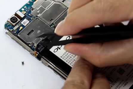 Thay pin Oppo F1S chính hãng giá rẻ ở đâu? 1 Cận cảnh thay pin Oppo F1S