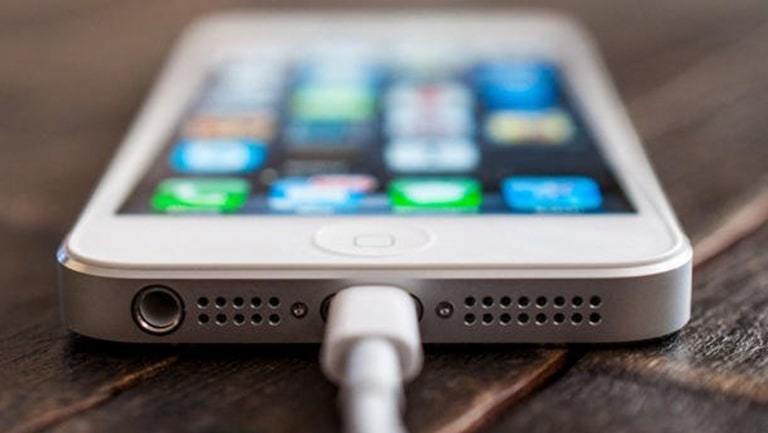 Làm gì khi iPhone sạc không vào Pin?