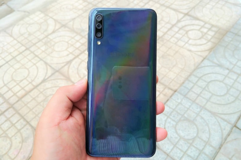 Galaxy A70 128GB có thiết kế hiện đại
