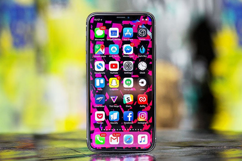 iPhone X cũ trên kệ tại cửa hàng