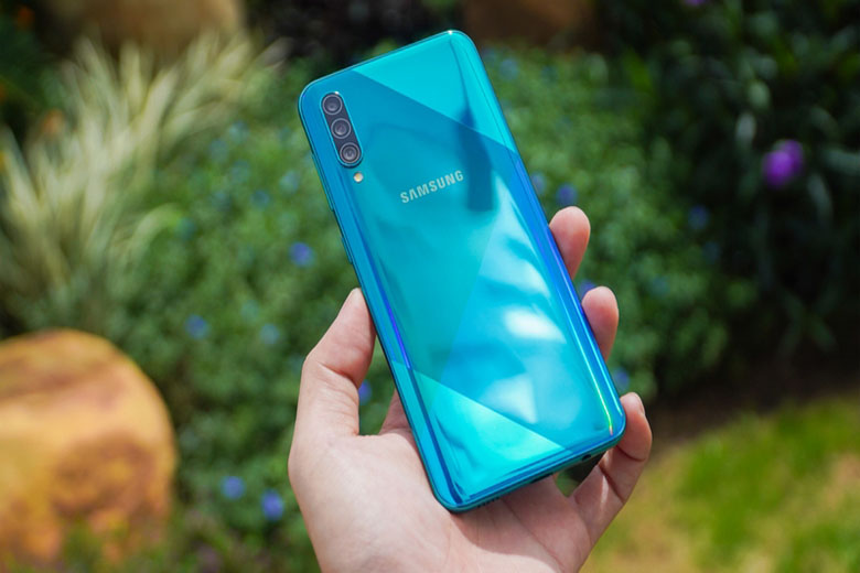 Mặt lưng Galaxy A50s có hiệu ứng chuyển màu đẹp mắt