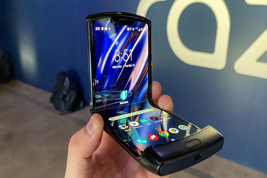 Motorola Razr gây khó chịu bởi chiếc cằm phía dưới