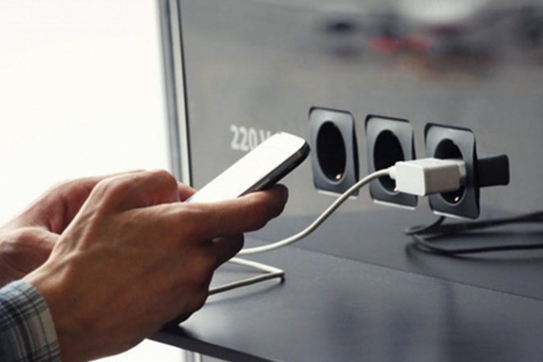Cảnh báo nguy cơ mất tiền và thông tin cá nhân cực cao khi sạc pin nơi công cộng 1 Cảnh báo nguy cơ mất tiền và thông tin cá nhân cực cao khi sạc pin nơi công cộng