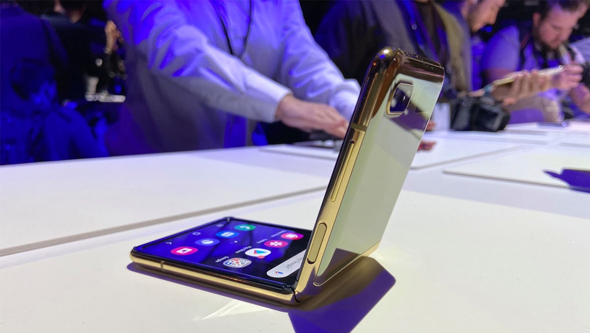 Siêu phẩm Galaxy Z Flip, gập “hoài cổ” nhưng cực kỳ hiện đại