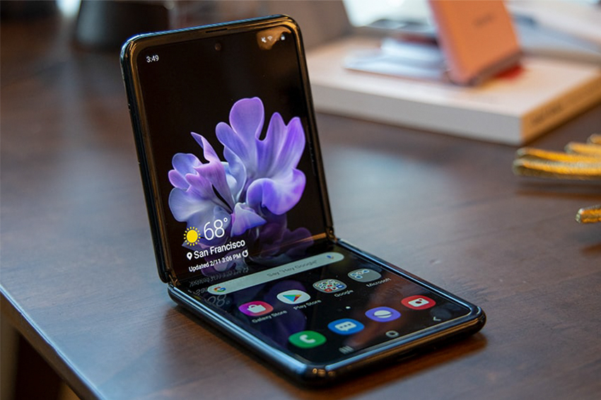 Giải mã màn hình của Samsung Galaxy Z Flip: Có kính bảo vệ nhưng không có tác dụng chống trầy xước 2 Giải mã màn hình của Samsung Galaxy Z Flip: Có kính bảo vệ nhưng không có tác dụng chống trầy xước