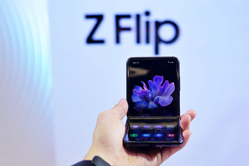 Giải mã màn hình của Samsung Galaxy Z Flip: Có kính bảo vệ nhưng không có tác dụng chống trầy xước