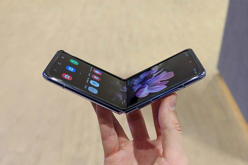 Samsung Galaxy Z Flip có giá thay màn hình lên đến ... 12 triệu