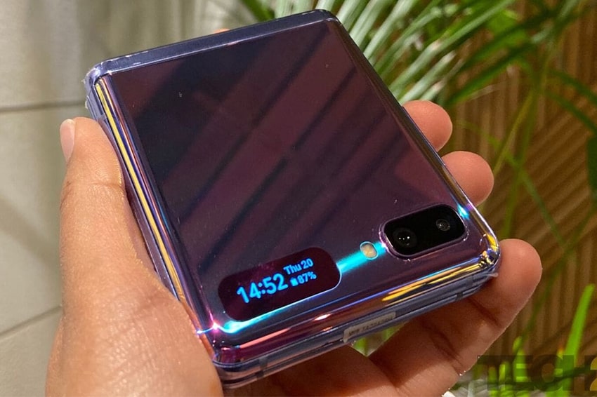 Với Galaxy Z Flip người sử dụng có thể quản lí các cuộc gọi mà không cần phải mở màn hình ra