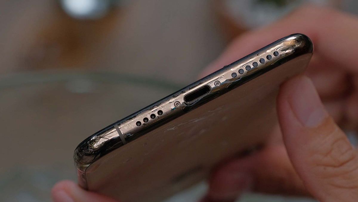 5 cách đẩy nước ra khỏi loa ngoài iPhone cực dễ