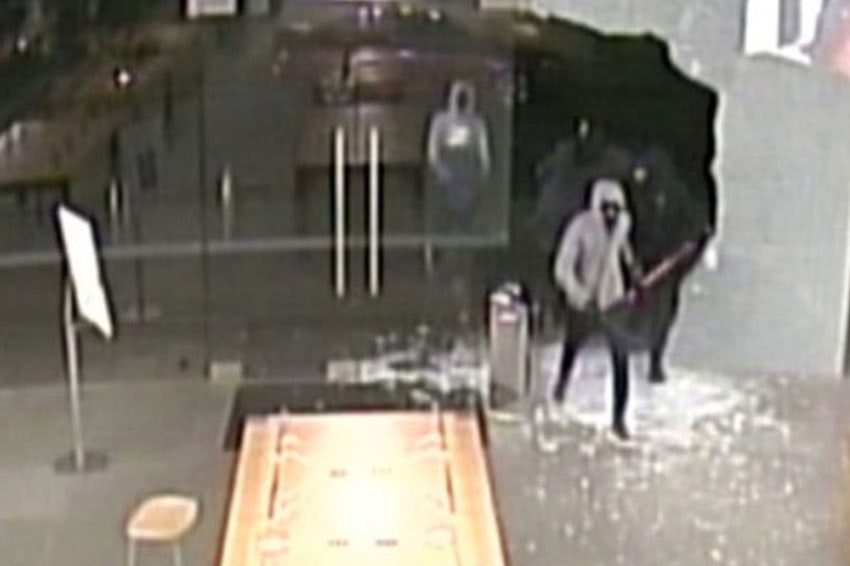 Hình ảnh từ camera ghi lại cảnh một Apple Store bị đập cửa rồi lấy trộm hàng