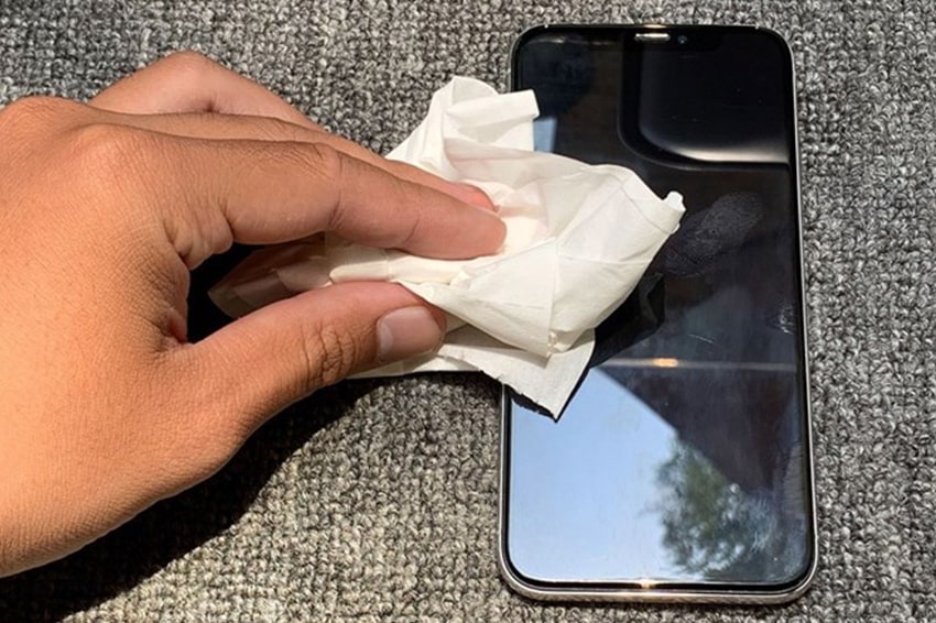 Bảo vệ màn hình smartphone thì một miếng khăn giấy sẽ không làm sạch màn hình như bạn thấy đâu
