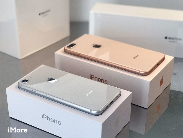 2 màu iPhone 8 Plus cũ trên hộp