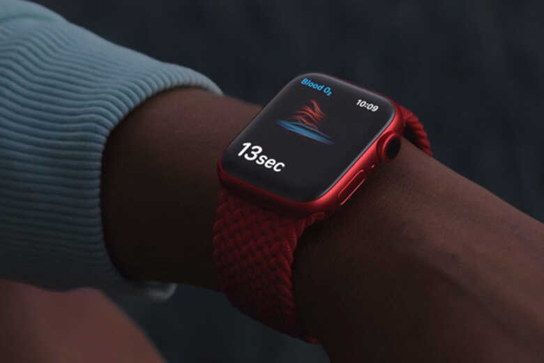 Apple Watch Series 6 màu đỏ đeo trên tay