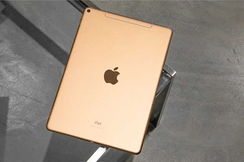 iPad Air 4 mặt lưng có logo Apple